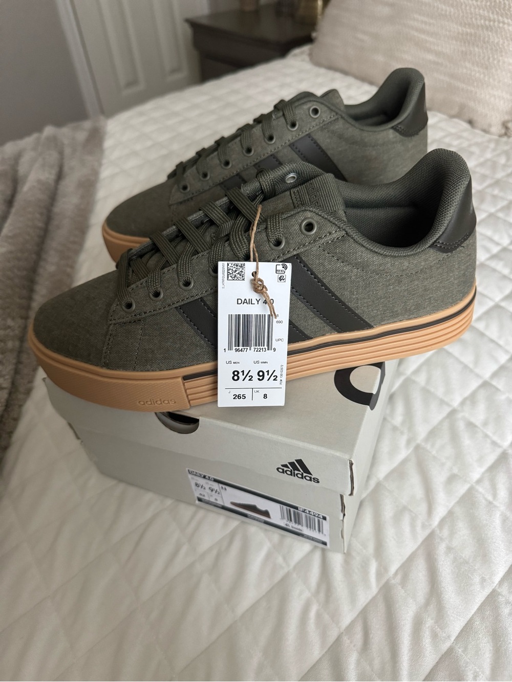 adidas Menβs Daily 4.0 Low-Top Sneakers - Olive Green with Gum Sole